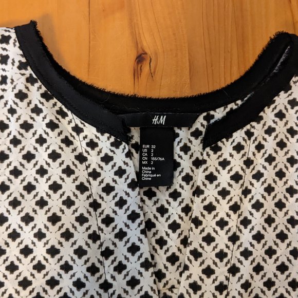 H&M Long Sleeveless V Neck Blouse - Picture 3 of 8